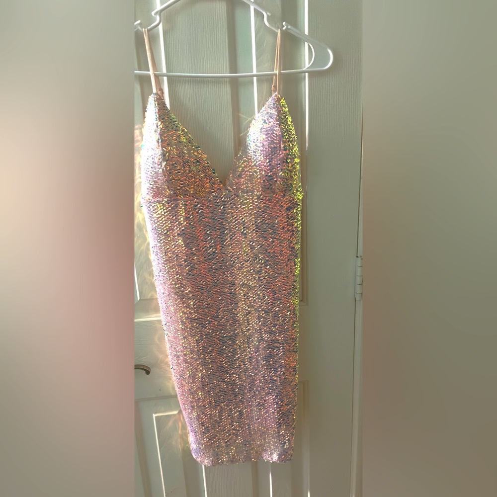 Fashion Nova, size extra large … fits as a large . Light Pink sequins